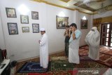 Warga melaksanakan shalat Idul Fitri di rumahnya, kawasan Gatot Subroto Banjarmasin, Kalimantan Selatan, Minggu (24/5/2020). Sebagian warga mengikuti imbauan pemerintah untuk melaksanakan shalat id di rumah, guna memutus penyebaran COVID-19. Foto Antaranews Kalsel/Bayu Pratama S.