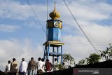 Warga melaksanakan shalat Id saat Hari Raya Idul Fitri di Bandung, Jawa Barat, Minggu (24/6/2020). Meski Provinsi Jawa Barat merekomendasikan shalat Id di rumah atau mandiri dalam masa Pembatasan Sosial Berskala Besar (PSBB) skala proporsional, namun sejumlah warga tetap melaksanakan shalat Id dengan menerapkan protokol kesehatan. ANTARA JABAR/M Agung Rajasa/agr