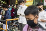 Warga melaksanakan shalat Id saat Hari Raya Idul Fitri di Bandung, Jawa Barat, Minggu (24/6/2020). Meski Provinsi Jawa Barat merekomendasikan shalat Id di rumah atau mandiri dalam masa Pembatasan Sosial Berskala Besar (PSBB) skala proporsional, namun sejumlah warga tetap melaksanakan shalat Id dengan menerapkan protokol kesehatan. ANTARA JABAR/M Agung Rajasa/agr