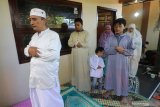 Warga melakukan shalat Idul Fitri 1 Syawal 1441 H di rumahnya, komplek perumahan Cahaya Permata Kota Kediri, Jawa Timur, Minggu (24/5/2020). Sejumlah umat Islam melakukan shalat Id di rumah guna mengurangi interaksi sosial dan menghindari penyebaran COVID-19. Antara Jatim/Prasetia Fauzani/zk.