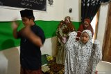 Warga melaksanakan shalat Idul Fitri berjemaah di rumahnya, Keluarahan Gladak Anyar,  Pamekasan, Jawa Timur, Minggu (24/5/2020). Sebagian warga di daerah itu mengikuti Imbauan pemerintah untuk melaksanakan shalat id di rumah masing masing, guna memutus penyebaran wabah COVID-19. Antara Jatim/Saiful Bahri/zk.