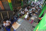 Umat muslim mengikuti pelaksanaan Shalat Idul Fitri 1441 H di sekitar Masjid Nurul Huda, Surabaya, Jawa Timur, Minggu (24/5/2020). Sejumlah masjid di beberapa kampung di Surabaya tetap melaksanakan Shalat Idul Fitri meski pemerintah menghimbau untuk melaksanakannya di rumah di tengah pandemi COVID-19. Antara Jatim/Moch Asim/zk.