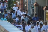 Umat muslim mengikuti pelaksanaan Shalat Idul Fitri 1441 H di sekitar Masjid Nurul Huda, Surabaya, Jawa Timur, Minggu (24/5/2020). Sejumlah masjid di beberapa kampung di Surabaya tetap melaksanakan Shalat Idul Fitri meski pemerintah menghimbau untuk melaksanakannya di rumah di tengah pandemi COVID-19. Antara Jatim/Moch Asim/zk.