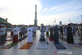 Umat muslim melaksanakan shalat Idul Fitri di Masjid Jami Banjarmasin, Kalimantan Selatan, Minggu (24/5/2020). Hari ini seluruh umat muslim melaksanakan hari raya Idul Fitri 1 Syawal 1441 Hijriah di tengah pandemi COVID-19. Foto Antaranews Kalsel/Bayu Pratama S.