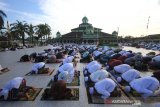 Umat muslim melaksanakan shalat Idul Fitri di Masjid Jami Banjarmasin, Kalimantan Selatan, Minggu (24/5/2020). Hari ini seluruh umat muslim melaksanakan hari raya Idul Fitri 1 Syawal 1441 Hijriah di tengah pandemi COVID-19. Foto Antaranews Kalsel/Bayu Pratama S.