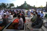 Umat muslim melaksanakan shalat Idul Fitri di Masjid Jami Banjarmasin, Kalimantan Selatan, Minggu (24/5/2020). Hari ini seluruh umat muslim melaksanakan hari raya Idul Fitri 1 Syawal 1441 Hijriah di tengah pandemi COVID-19. Foto Antaranews Kalsel/Bayu Pratama S.