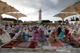 Umat muslim memadati Masjid Raya Baiturrahman untuk melaksanakan ibadah shalat Id atau sembahyang hari Raya Idul Fitri di Masjid Raya Baiturrahman, Banda Aceh, Aceh, Minggu (24/5/2020). Mayoritas umat muslim di daerah yang telah memberlakukan hukum syariat islam tetap melaksanakan sembahyang hari raya di masjid-masjid meski Pemerintah setempat telah mengeluarkan imbauan untuk menjaga protokol kesehatan guna mengantisipasi penyebaran dan penularan COVID-19. Antara Aceh/Irwansyah Putra.