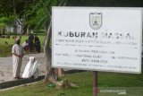 Warga berdoa di kuburan masal Tsunami Desa Ulee Lheue, Banda Aceh, Aceh, Minggu (24/5/2020). Seusai melaksanakan Shalat Idul Fitri, warga di daerah itu ramai melakukan ziarah di Kuburan Tsunami dan selain Tempat Pemakaman Umum guna mendoakan keluarga dan kerabatnya yang telah wafat. Antara Aceh/Ampelsa.