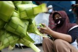 Perajin musiman menyelesaikan pembuatan kulit ketupat untuk dijajakan di pasar tradisional Peunayong, Banda Aceh, Aceh, Sabtu (23/5/2020). Kulit atau cangkang ketupat yang terbuat dari janur pohon kelapa untuk kebutuhan hari raya Idul Fitri 1441 Hijriyah dijual Rp1.000 per buah. ANTARA FOTO/Irwansyah Putra/hp. 