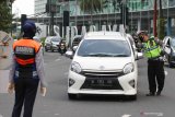 Polisi melakukan penyekatan di pos pemeriksaan Bundaran Waru, Surabaya, Jawa Timur, Senin (25/5/2020). Pada hari terakhir pelaksanaan PSBB tahap kedua Surabaya bertepatan di hari kedua Lebaran 2020 petugas gabungan meminta sejumlah pengendara yang akan masuk Surabaya untuk kembali disebabkan tidak mengenakan masker, melebihi jumlah 50 persen kapasitas penumpang kendaraan bermotor dan tidak mempunyai urusan penting atau mendesak. Antara Jatim/Didik/Zk