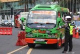 Polisi melakukan penyekatan di pos pemeriksaan Bundaran Waru, Surabaya, Jawa Timur, Senin (25/5/2020). Pada hari terakhir pelaksanaan PSBB tahap kedua Surabaya bertepatan di hari kedua Lebaran 2020 petugas gabungan meminta sejumlah pengendara yang akan masuk Surabaya untuk kembali disebabkan tidak mengenakan masker, melebihi jumlah 50 persen kapasitas penumpang kendaraan bermotor dan tidak mempunyai urusan penting atau mendesak. Antara Jatim/Didik/Zk