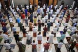 Umat muslim melaksanakan shalat Idul Fitri 1 Syawal 1441 Hijriah di Masjid Besar Al Hidayah, Gedangan, Sidoarjo, Jawa Timur. Minggu (24/5/2020). Sejumlah masjid di Sidoarjo tetap melaksanakan Shalat Idul Fitri dengan protokol kesehatan meski pemerintah menghimbau untuk melaksanakannya di rumah di tengah pandemi COVID-19. ANTARA FOTO/Umarul Faruq/foc.