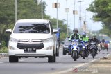 Sejumlah kendaraan pemudik melintasi jalur Pantura Cirebon, Jawa Barat, Selasa (26/5/2020). Memasuki H+2 Lebaran, arus balik di jalur Pantura yang didominasi kendaraan roda dua terpantau ramai lancar. ANTARA JABAR/Dedhez Anggara/agr