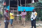 Bhabinkamtibmas awasi pembagian BLT di Kabupaten Boven Digoel