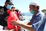 Pemprov-Forkopimda menjangkau warga pulau bagikan bahan kebutuhan pokok