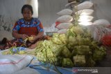 Warga mengisi cangkang ketupat di industri rumahan pembuatan ketupat dan lepet di Desa Ngumpul, Kecamatan Jogoroto, Kabupaten Jombang, Jawa Timur, Selasa (26/5/2020). Ketupat dan lepet matang tersebut selanjutnya dijual dengan harga Rp11 ribu per sepuluh biji. Antara Jatim/Syaiful Arif/zk