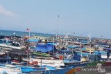 Nelayan tidak melaut di NTT karena gelombang tinggi
