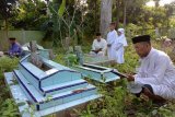 Peziarah tetap padati kuburan Mamuju di tengah COVID-19