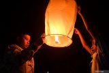 Warga berusaha menerbangkan balon asap di Desa Blumbungan, Pamekasan, Jawa Timur, Minggu (24/5/2020). Ditengah pandemi COVID-19 tradisi tersebut tetap dilaksanakan guna memeriahkan perayaan idul fitri.  Antara Jatim/Saiful Bahri/zk