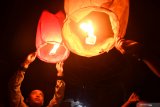 Warga berusaha menerbangkan balon asap di Desa Blumbungan, Pamekasan, Jawa Timur, Minggu (24/5/2020). Ditengah pandemi COVID-19 tradisi tersebut tetap dilaksanakan guna memeriahkan perayaan idul fitri.  Antara Jatim/Saiful Bahri/zk