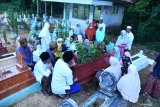 Warga melakukan ziarah kubur di Desa Blumbungan, Pamekasan, Jawa Timur, Minggu (24/5/2020). Tradisi ziarah kubur saat idul fitri itu, guna mendoakan sanak famili yang telah meninggal dunia. Antara Jatim/Saiful Bahri/zk