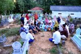 Warga melakukan ziarah kubur di Desa Blumbungan, Pamekasan, Jawa Timur, Minggu (24/5/2020). Tradisi ziarah kubur saat idul fitri itu, guna mendoakan sanak famili yang telah meninggal dunia. Antara Jatim/Saiful Bahri/zk