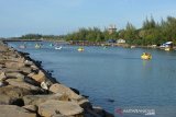 Pengunjung bermain sepeda angsa air di Kolam Wisata Pantai Ulee Lheue, Banda Aceh, Aceh, Rabu (27/5/2020). Sejumlah objek wisata pantai di tengah suasana liburan Idul Fitri di Aceh yang berstatus zona hijau itu menjadi pilihan wisatawan, namun masih sepi pengunjung sejak pandemi COVID-19. Antara Aceh/Ampelsa.