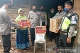 Beberapa hari menjabat Kapolres Pasbar, AKBP Sugeng Hariyadi turun langsung bantu warga miskin tertimpa bencana (Video)