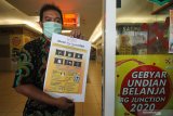 Pegawai pusat perbelanjaan BG Junction menunjukkan poster sebelum ditempelkan di BG Junction, Surabaya, Jawa Timur, Rabu (27/5/2020). Penempelan poster yang berbunyi 'Aturan New Normal Ritel' itu agar pengunjung memahami protokol pencegahan penularan COVID-19 saat mengunjungi pusat perbelanjaan. Antara Jatim/Didik/Zk