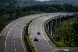 Kendaraan melintas di Jalan Tol Purbaleunyi KM 110 di Cipatat, Kabupaten  Bandung Barat, Jawa Barat, Rabu (27/5/2020). Badan Pengatur Jalan Tol (BPTJ) Kementerian PUPR mencatat trafik lalu lintas jalan tol turun hingga 80 persen akibat adanya larangan mudik pada lebaran 2020. ANTARA JABAR/Raisan Al Farisi/agr