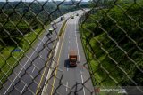 Kendaraan melintas di Jalan Tol Purbaleunyi KM 110 di Cipatat, Kabupaten  Bandung Barat, Jawa Barat, Rabu (27/5/2020). Badan Pengatur Jalan Tol (BPTJ) Kementerian PUPR mencatat trafik lalu lintas jalan tol turun hingga 80 persen akibat adanya larangan mudik pada lebaran 2020. ANTARA JABAR/Raisan Al Farisi/agr