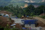 Pekerja berada di proyek pembangunan jalur kereta cepat Jakarta-Bandung di Cipatat, Kabupaten  Bandung Barat, Jawa Barat, Rabu (27/5/2020). PT Kereta Cepat Indonesia China mencatat, realisasi pembangunan proyek kereta cepat Jakarta-Bandung telah mencapai 48,3 persen dan ditargetkan akan mencapai 70 persen pada akhir 2020 mendatang. ANTARA JABAR/Raisan Al Farisi/agr