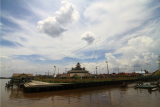 Suasana Masjid Jami Sultan Abdurrahman di tepian Sungai Kapuas di Pontianak, Kalimantan Barat, Jumat (8/5/2020). Masjid Jami yang didirikan oleh Sultan Pontianak Syarif Abdurrahman Al Kadrie pada tahun 1771 di sebelah timur Sungai Kapuas besar tersebut merupakan salah satu cagar budaya yang menjadi destinasi wisata bagi wisatawan lokal maupun mancanegara. ANTARA FOTO/Jessica Helena Wuysang/wsj.