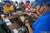 Pekerja melakukan aktivitas produksi rokok di PR Trubus Alami, Tulungagung, Jawa Timur, Kamis (28/5/2020). Pabrik rokok di kawasan tersebut masih tetap beroperasi dengan menerapkan protokol kesehatan ketat demi mencegah penularan COVID-19. Antara Jatim/Destyan Sujarwoko/zk