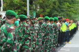 Anggota TNI mengikuti apel petugas pengamanan penerapan protokol kesehatan pasar-pasar Kota Banjarmasin di kawasan Tugu 0 Kilometer, Banjarmasin, Kalimantan Selatan, Kamis (28/5/2020). Gugus Tugas Percepatan Penangan COVID-19 Provinsi Kalimantan Selatan mengerahkan 324 petugas gabungan terdiri dari Satpol PP, TNI dan Polri untuk menjaga serta memberikan edukasi kepada masyarakat terkait penerapan protokol kesehatan agar memahami dan mengantisipasi penyebaran COVID-19. Foto Antaranews Kalsel/Bayu Pratama S