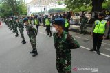 Anggota TNI dan POLRI mengikuti apel petugas pengamanan penerapan protokol kesehatan pasar-pasar Kota Banjarmasin di kawasan Tugu 0 Kilometer, Banjarmasin, Kalimantan Selatan, Kamis (28/5/2020). Gugus Tugas Percepatan Penangan COVID-19 Provinsi Kalimantan Selatan mengerahkan 324 petugas gabungan terdiri dari Satpol PP, TNI dan POLRI untuk menjaga serta memberikan edukasi kepada masyarakat terkait penerapan protokol kesehatan agar memahami dan mengantisipasi penyebaran COVID-19. Foto Antaranews Kalsel/Bayu Pratama S.