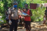 Polresta Jayapura berikan sembako warga saat operasi Bina Kusuma