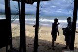 Gelombang pasang merusak bangunan kafe di Jimbaran Badung