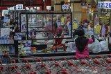 Manajemen Super Market Asia Plaza memasang penyekat transparan di seluruh layanan pembayaran (kasir) sebagai protokol kesehatan di Kota Tasikmalaya, Jawa Barat, Kamis (28/5/2020). Pemerintah Provinsi Jabar mempersiapkan adaptasi normal baru atau 