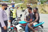 Satlantas Tolikara tegur 50 pengendara sepeda motor tanpa gunakan masker