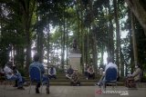 Pengelola Taman Hutan Raya (Tahura) Djuanda melakukaan rapat bulanan di area patung Djuanda, di Kabupaten Bandung, Jawa Barat, Kamis (28/5/2020). Pengelola Tahura Djuanda berencana akan menerapkan 