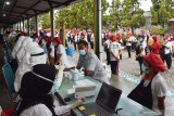 Petugas kesehatan mengambil sampel darah pekerja saat tes diagnostik cepat (rapid test) COVID-19 di sebuah pabrik rokok di Kabupaten Madiun, Jawa Timur, Rabu (27/5/2020). Rapid test yang dilakukan terhadap 890 pekerja di pabrik rokok tersebut dimaksudkan untuk mencegah penyebaran COVID-19 menyusul ditemukannya seorang pekerja terkonfirmasi positif COVID-19 di pabrik rokok tersebut. Antara Jatim/Siswowidodo/zk