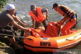 EVAKUASI KORBAN TENGGELAM DI PANTAI ACEH BARAT