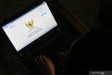 Warga mengisi kuisioner Sensus Penduduk (SP) Online 2020 pada hari terakhir di Malang, Jawa Timur, Jumat (29/5/2020). Badan Pusat Statistik mencatat akses internet yang belum tersedia di seluruh wilayah Indonesia menjadi kendala sehingga jumlah data yang masuk hingga Kamis (28/5) masih tergolong rendah yakni sekitar 4,7 juta orang. Antara Jatim/Ari Bowo Sucipto/zk