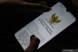 Warga mengisi kuisioner Sensus Penduduk (SP) Online 2020 pada hari terakhir di Malang, Jawa Timur, Jumat (29/5/2020). Badan Pusat Statistik mencatat akses internet yang belum tersedia di seluruh wilayah Indonesia menjadi kendala sehingga jumlah data yang masuk hingga Kamis (28/5) masih tergolong rendah yakni sekitar 4,7 juta orang. Antara Jatim/Ari Bowo Sucipto/zk