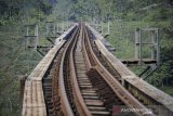 Pekerja melakukan perawatan bantalan rel di Jembatan Kereta Api Cikubang, Cipatat, Kabupaten Bandung Barat, Jawa Barat, Jumat (29/5/2020). Jembatan Cikubang yang memiliki panjang 300 meter tersebut merupakan jembatan kereta aktif terpanjang di Indonesia yang menghubungkan Bandung dengan Jakarta. ANTARA JABAR/Raisan Al Farisi/agr