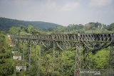 Suasana Jembatan Kereta Api Cikubang yang sepi akibat tidak adanya perjalanan kereta api jarak jauh di Cipatat, Kabupaten Bandung Barat, Jawa Barat, Jumat (29/5/2020). Jembatan Cikubang yang memiliki panjang 300 meter tersebut merupakan jembatan kereta aktif terpanjang di Indonesia yang menghubungkan Bandung dengan Jakarta. ANTARA JABAR/Raisan Al Farisi/agr