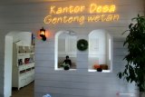 Warga menunggu di ruangan saat mengantre mengurus dokumen kependudukan di Kantor Desa Genteng Wetan, Banyuwangi, Kamis (28/5/2020). Kantor Desa Genteng Wetan menjadi salah satu proyek percontohan persiapan penerapan normal baru di Kabupaten Banyuwangi. Antara Jatim/Budi Candra Setya/zk.