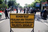 Sejumlah petugas mengatur lalu lintas saat razia pelanggar PSBB di kawasan Pasar Larangan, Sidoarjo, Jawa Timur, Jumat (29/5/2020). Sebanyak 72 warga yang tidak mematuhi aturan physical distancing saat Pembatasan Sosial Berskala Besar (PSBB) di Surabaya Raya yang meliputi, Kota Surabaya, Kabupaten Sidoarjo, dan Gresik dikenakan sanksi berupa menahan KTP selama akhir PSBB Jilid 3 yang berakhir pada tanggal 11 Juni 2020. Antara Jatim/Umarul Faruq/zk