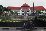 Pengendara motor melintas di depan Alun-alun Tugu saat Pembatasan Sosial Berskala Besar (PSBB) di Malang, Jawa Timur, Kamis (28/5/2020).  Forum Koordinasi Pimpinan Daerah (Forkopimda) Jatim dan Malang Raya memutuskan untuk tidak akan memperpanjang PSBB di kawasan Malang Raya (Kabupaten Malang, Kota Malang dan Kota Batu) yang berakhir pada tanggal 30 Mei 2020 serta berencana akan melanjutkan dengan Masa Transisi Normal Baru. Antara Jatim/Ari Bowo Sucipto/zk.